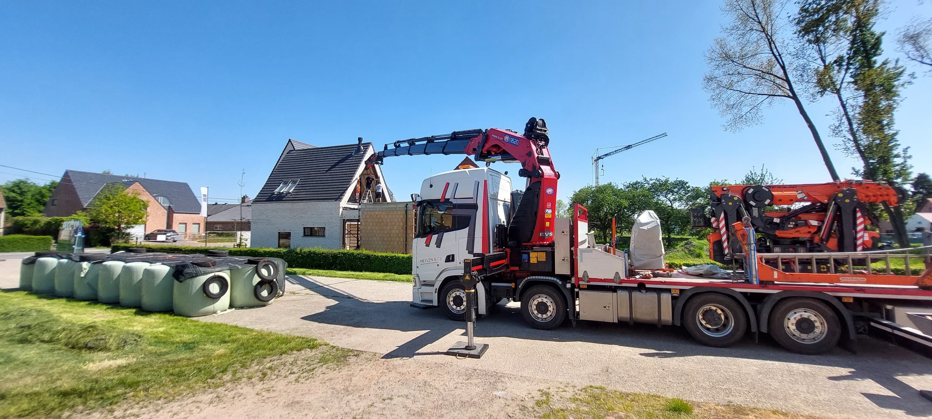 Scania met HMF 95 Ton Kraan